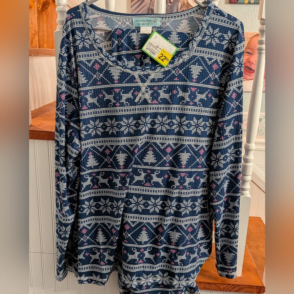 Very Soft Women's  Two Piece PJs  Pants And Long Sleeve Shirt Snowflakes